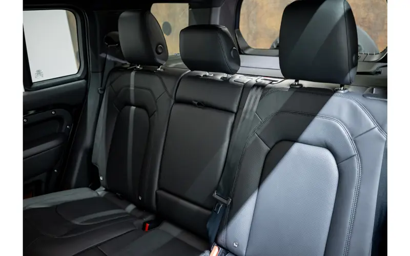 Land Rover Defender 110 2.0 P300e 110 X-Dynamic HSE - 135248