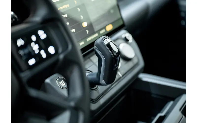 Land Rover Defender 110 2.0 P300e 110 X-Dynamic HSE - 135237