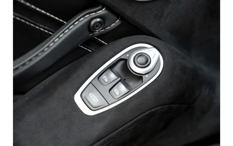 Aston Martin Vantage 4.0 V8 - 114503