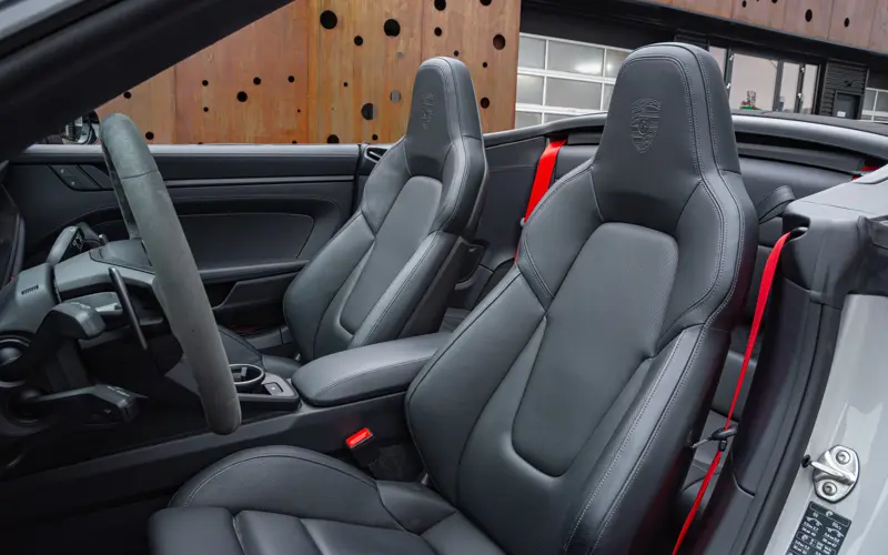 Porsche 911 Cabrio 3.0 Carrera 4 GTS - 84924
