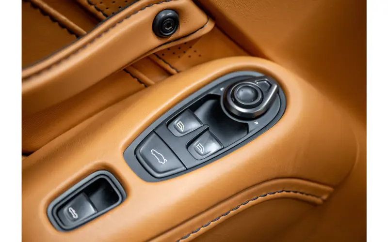 Aston Martin Vantage Roadster 4.0 V8 - 137860