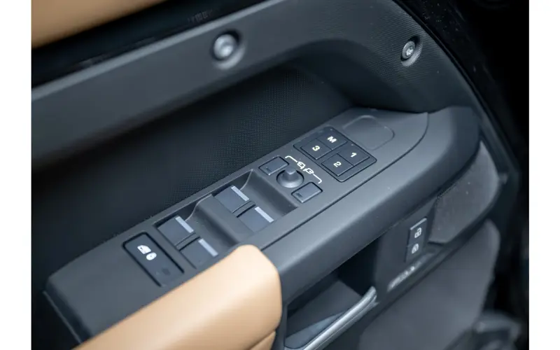 Land Rover Defender 110 2.0 P300e 110 X-Dynamic HSE - 138233