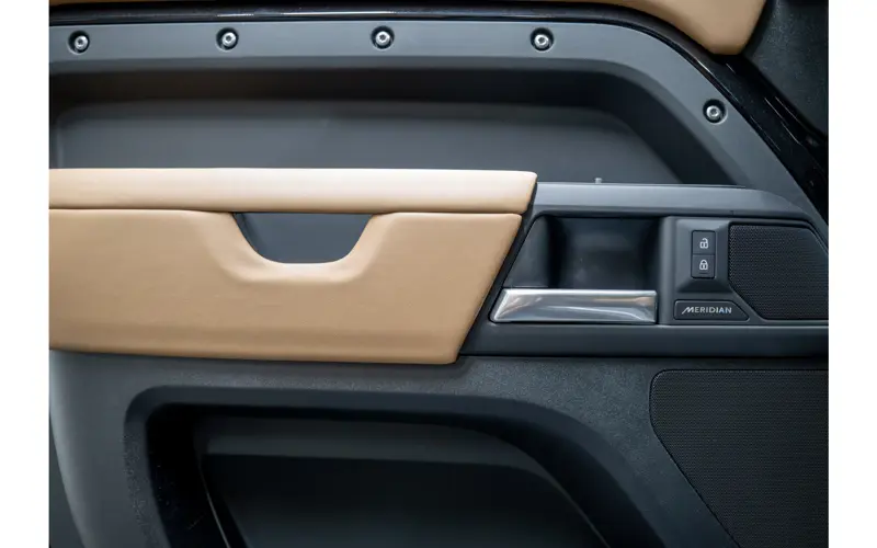 Land Rover Defender 110 2.0 P300e 110 X-Dynamic HSE - 138231